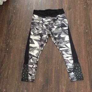 😎NWOT- black, gray and white gym leggings 😎
